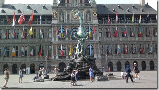 3. Amberes, fuente Brabo y Ayuntamiento